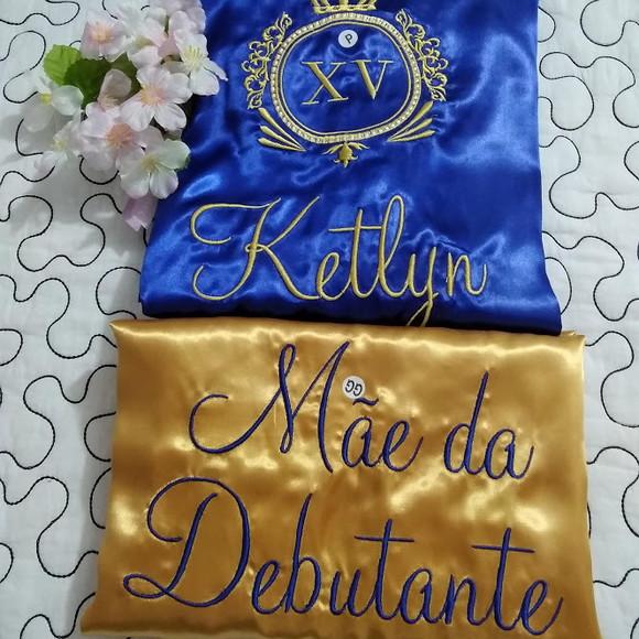 Kit 2 Robe Cetim Bordado 15 Anos Brasão Mãe Debutante