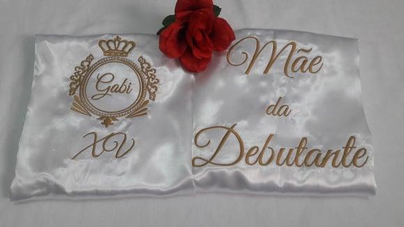 kit 2 Robes cetim hobbi roupão brasão 15 anos mãe debutante