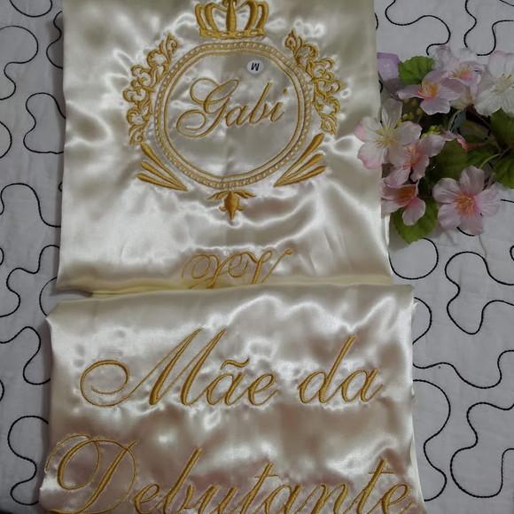 kit 2 Robes cetim hobbi roupão brasão 15 anos mãe debutante