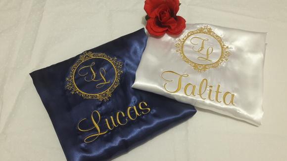 Kit robes masculino e feminino bordado casamento brasão