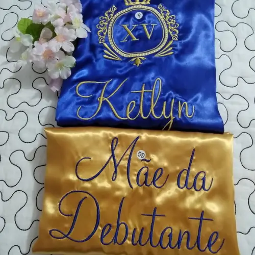 Kit 2 Robe Cetim Bordado 15 Anos Brasão Mãe Debutante