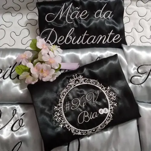 Kit 2 Robe Cetim Bordado 15 Anos Brasão Mãe Debutante
