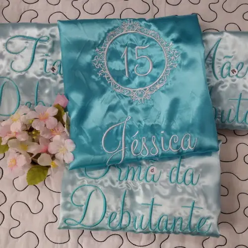 Kit 2 Robe Cetim Bordado 15 Anos Brasão Mãe Debutante