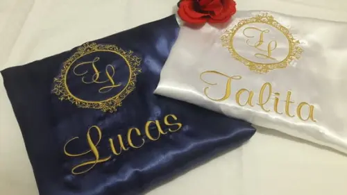 Kit robes masculino e feminino bordado casamento brasão