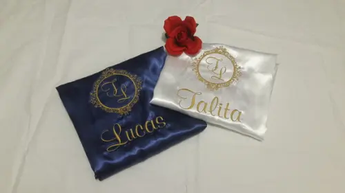 Kit robes masculino e feminino bordado casamento brasão