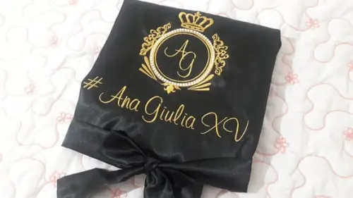 Robe cetim bordado brasão 15 anos noiva mãe debutante preto