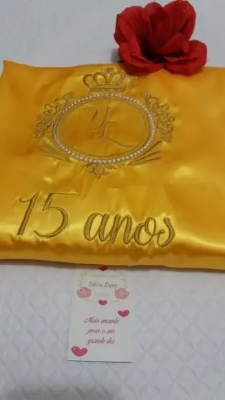 Robe cetim bordado brasão debutante amarelo bela a fera