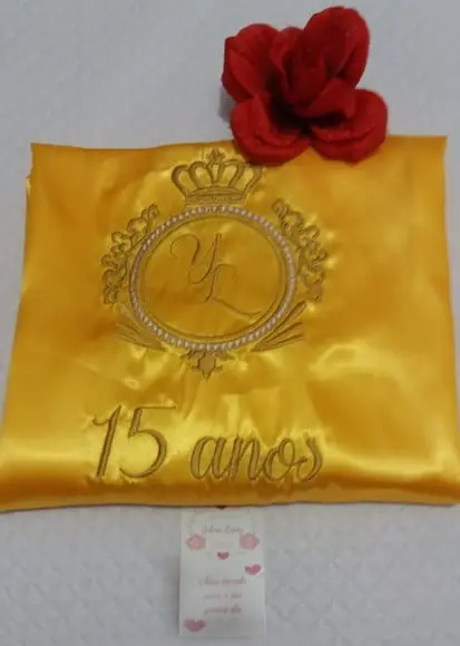 Robe cetim bordado brasão debutante amarelo bela a fera