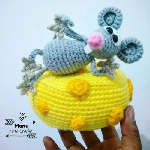 Amigurumi Rato Deitado no Queijo