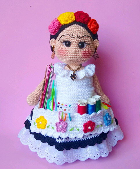Boneca Frida Kahlo amigurumi costureira