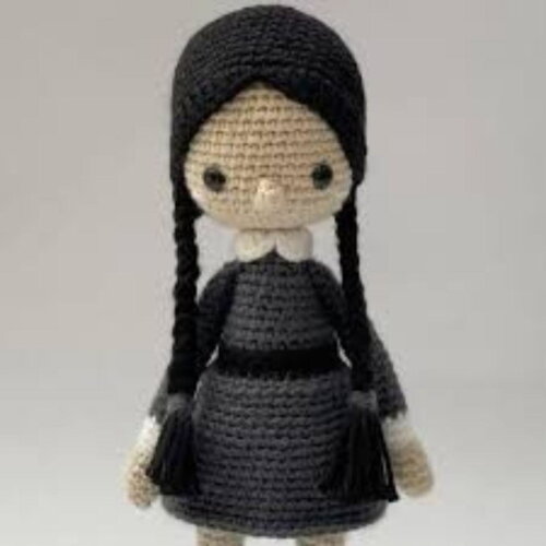 Boneca Wandinha Addams Amigurumi