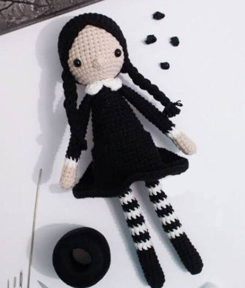 Boneca Wandinha Addams Amigurumi