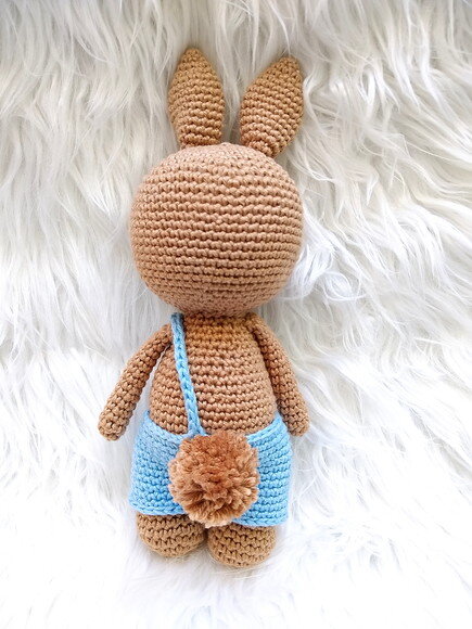 Coelho Coelhinho Amigurumi de Jardineira