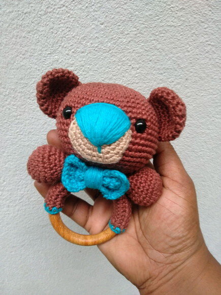 Chocalho mordedor urso amigurumi