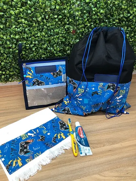 Mochila Saco + Kit Higiene para Meninos