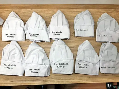 Toucas Cirúrgicas Bordadas e Personalizadas Kit com 2