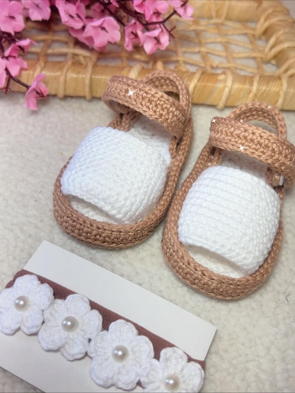 Sandalinha Moleca de Crochê  Marrom e Branco