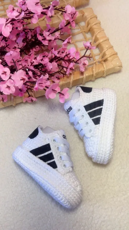 Adidas de Crochê para Bebês Branco e Azul Marinho