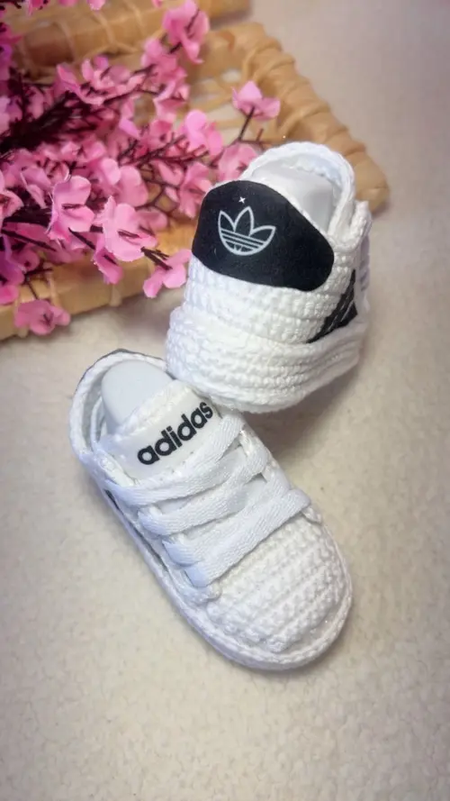 Adidas de Crochê para Bebês Branco e Azul Marinho