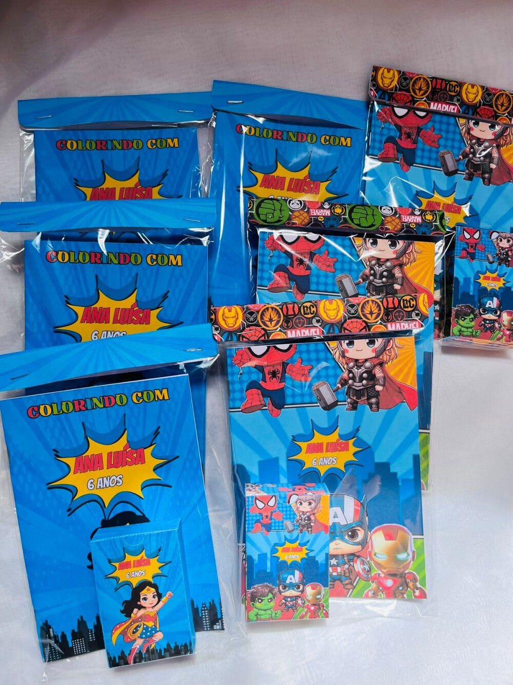 Livrinho de colorir + mini giz de cera