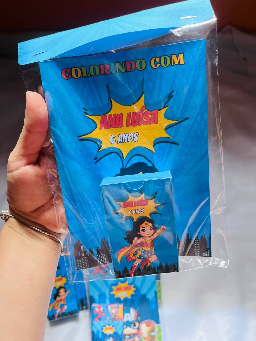 Livrinho de colorir + mini giz de cera