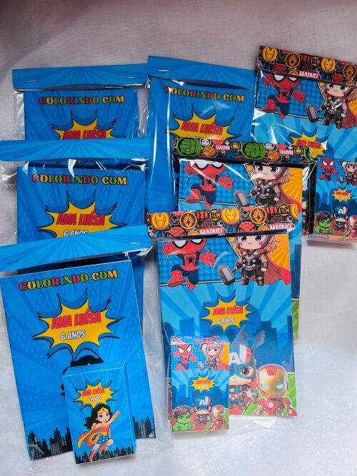 Livrinho de colorir + mini giz de cera