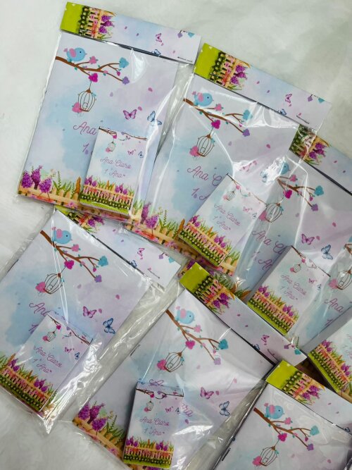Livrinho de colorir + mini giz de cera