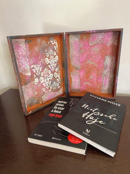 Caixa Livro Mulher e Flores