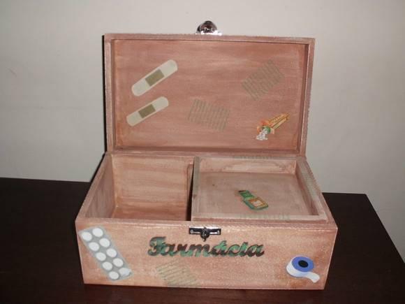 Caixa Maleta de Remédios Vintage