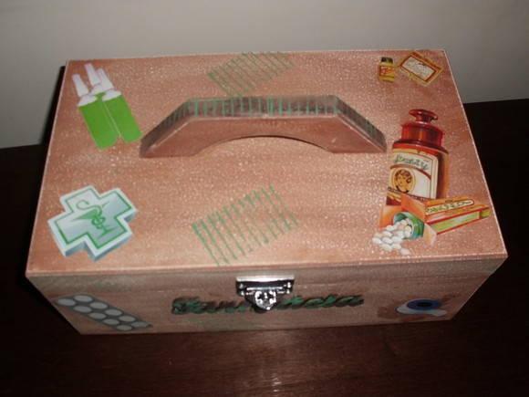 Caixa Maleta de Remédios Vintage