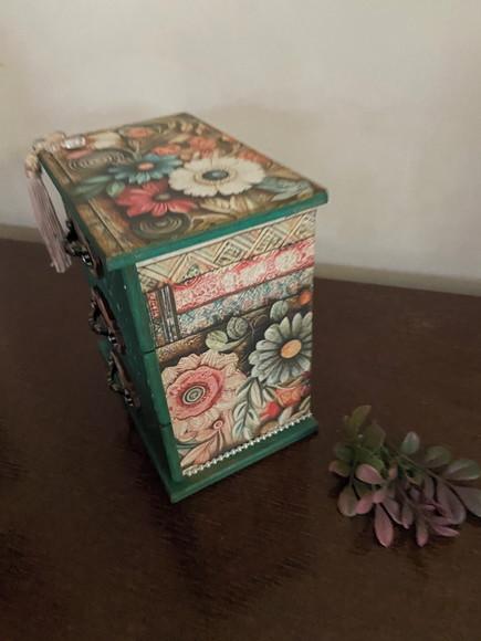 Mini Cômoda Floral para Bijuterias