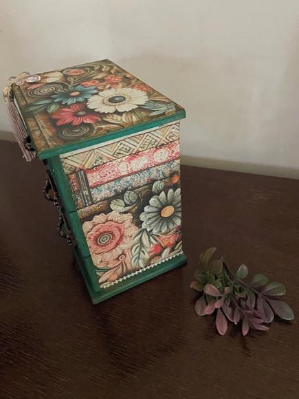 Mini Cômoda Floral para Bijuterias