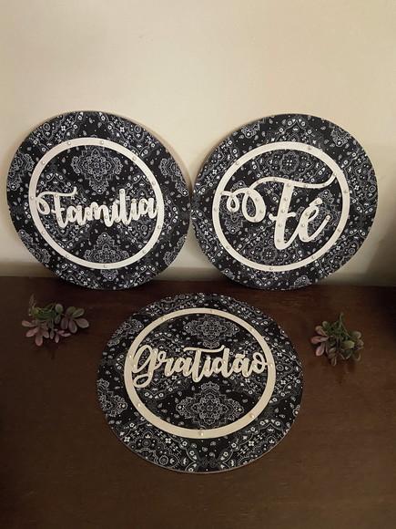 Trio de Mandalas em Tecido e Pérolas