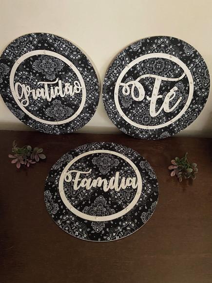 Trio de Mandalas em Tecido e Pérolas