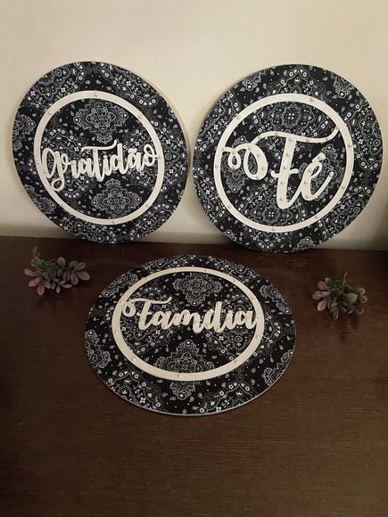 Trio de Mandalas em Tecido e Pérolas