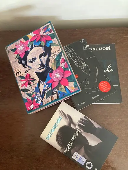 Caixa Livro Mulher e Flores