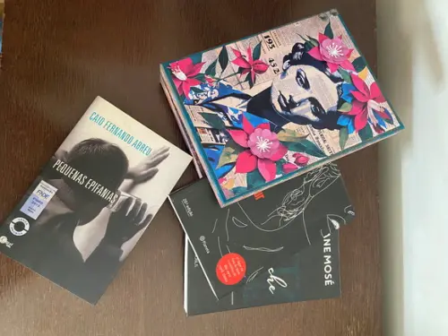 Caixa Livro Mulher e Flores