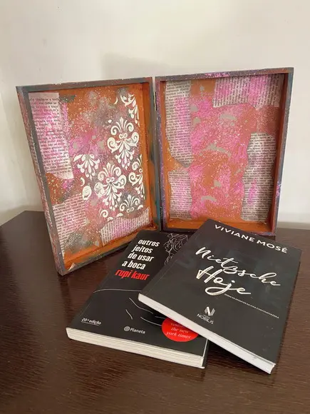 Caixa Livro Mulher e Flores