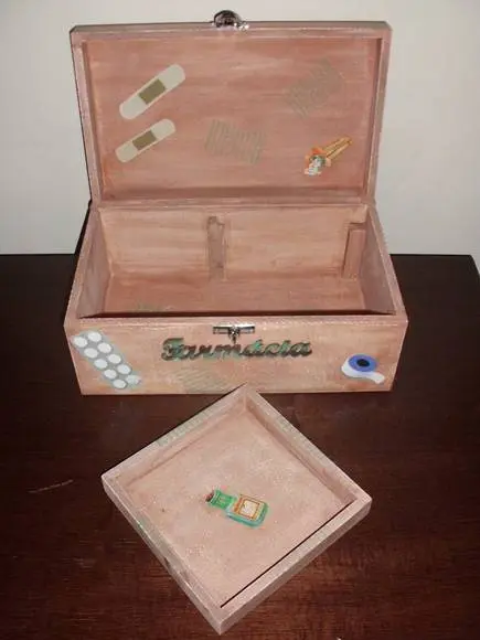 Caixa Maleta de Remédios Vintage