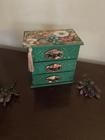 Mini Cômoda Floral para Bijuterias