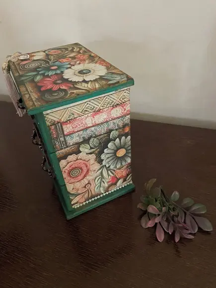 Mini Cômoda Floral para Bijuterias