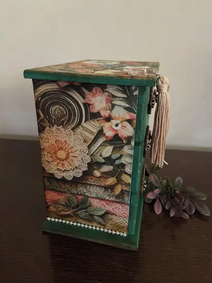 Mini Cômoda Floral para Bijuterias