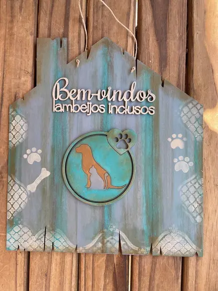Placa Pet Bem Vindos Lambeijos Inclusos