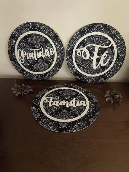 Trio de Mandalas em Tecido e Pérolas