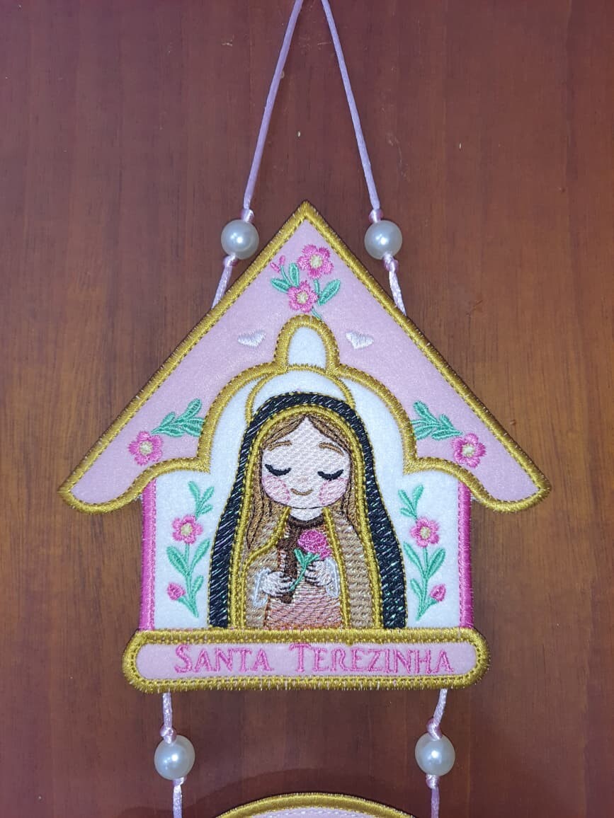 Adorno de Porta Bordado Santa Terezinha