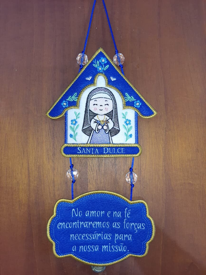 Adorno de Porta Bordado Santa Dulce dos Pobres
