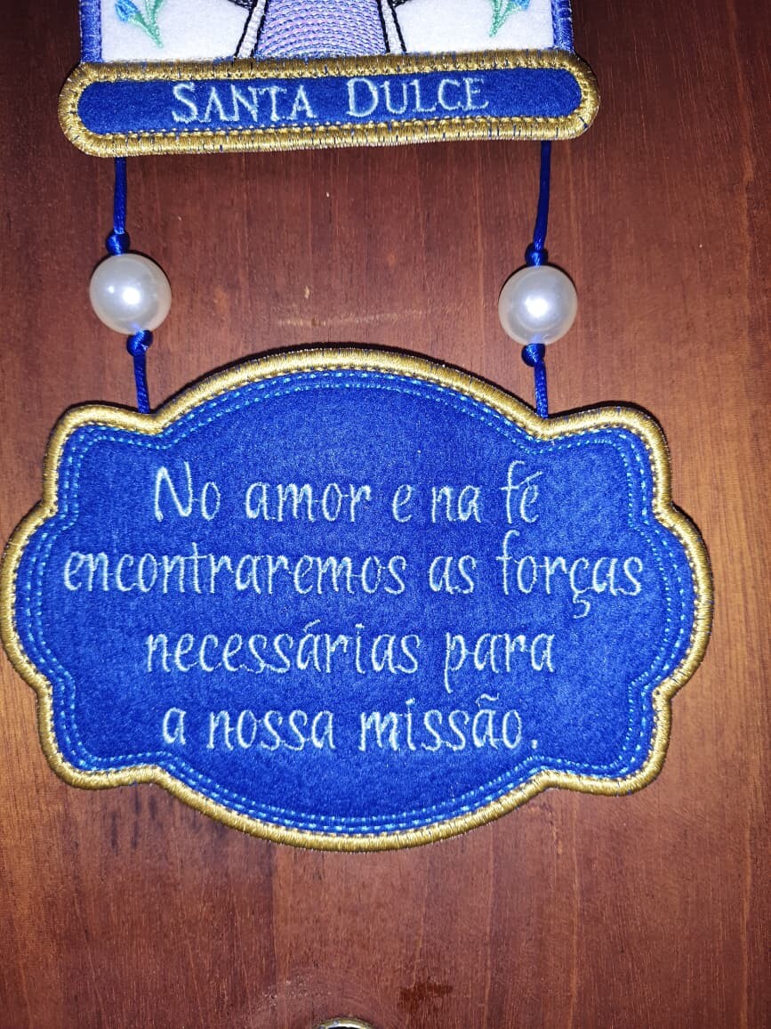Adorno de Porta Bordado Santa Dulce dos Pobres