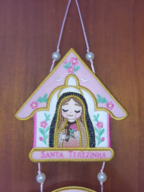 Adorno de Porta Bordado Santa Terezinha