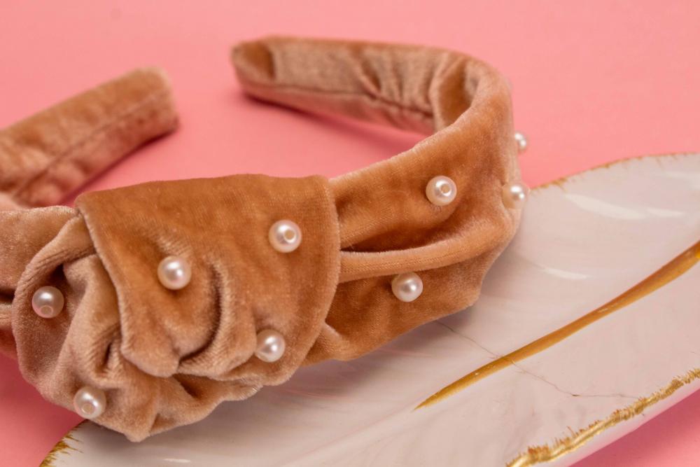 TIARA | NÓ TURBANTE VELUDO COM PEROLAS | PALHA DOURADA