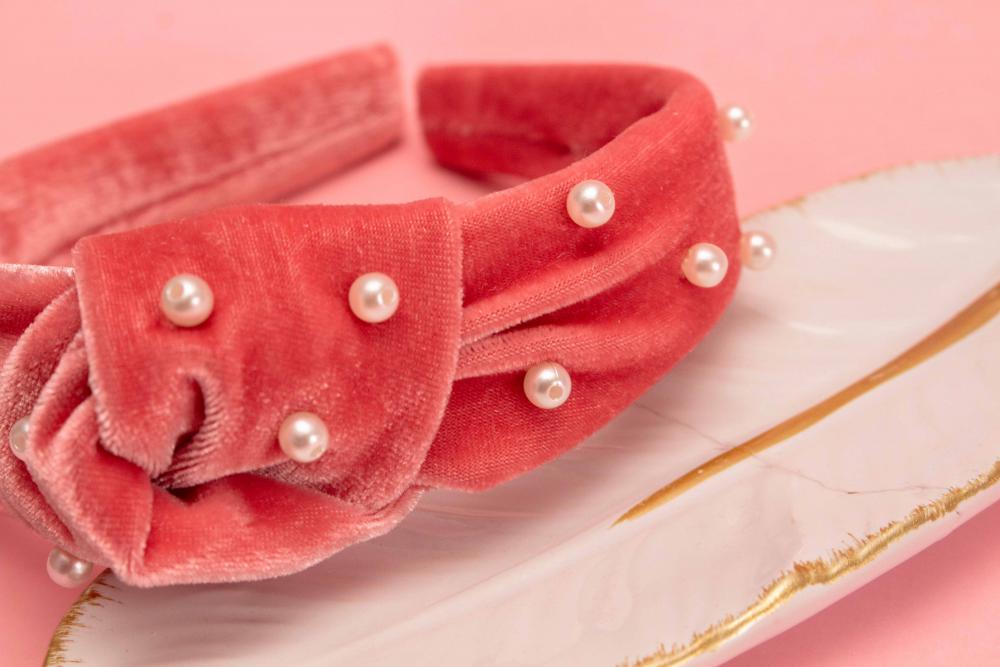 TIARA | NÓ TURBANTE VELUDO COM PEROLAS | ROSA CHICLETE